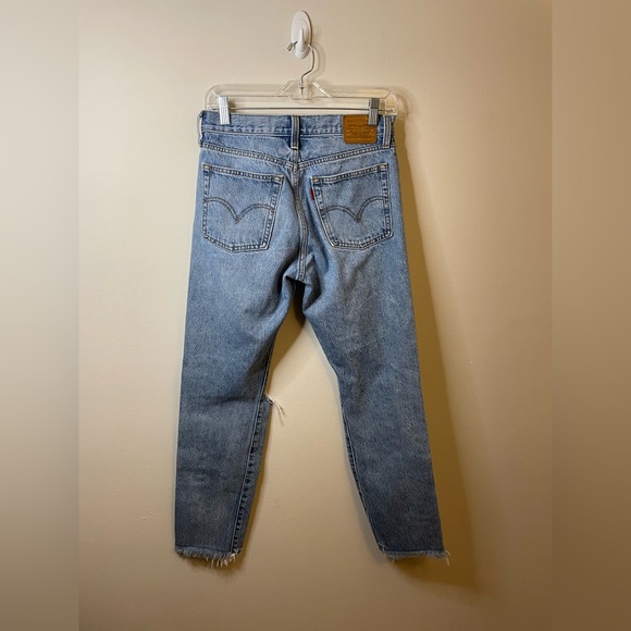 Levi's Premium Wedgie Icon Fit in Shut Up Wash Revolve Raw Hem Distressed Knees - Picture 9 of 13